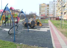 Детска площадка на улица Преслав се разрушава от вандали